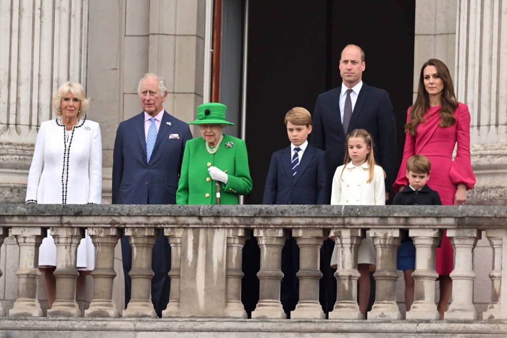 Camilla, Duchess of Cornwall, Prince Charles, Prince of Wales, Queen Elizabeth II, Prince George of Cambridge, Prince William, Duke of Cambridge, Princess Charlotte of Cambridge, Catherine, Duchess of Cambridge and Prince Louis of Cambridge on the balcony during the Platinum Pageant on June 5, 2022 in London, England. 