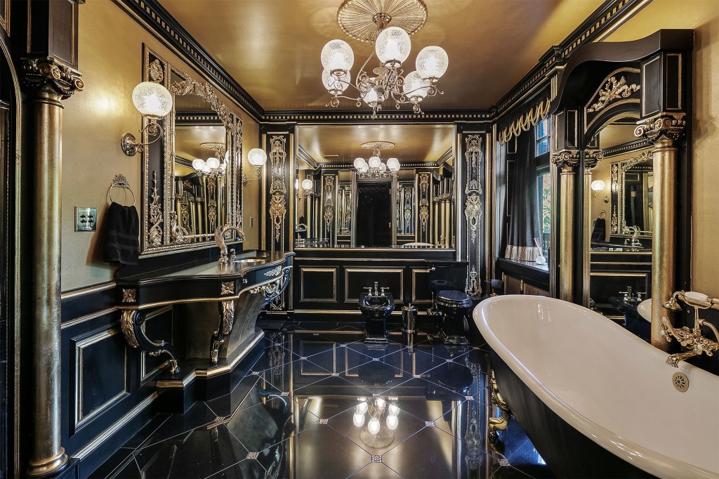 Also beautiful in gold: this complete bathroom.
