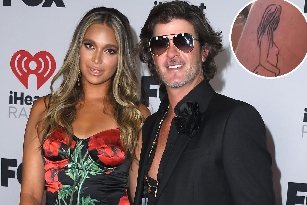 Robin Thicke gets tattoo of fiance April Love Geary's 'naked bod'