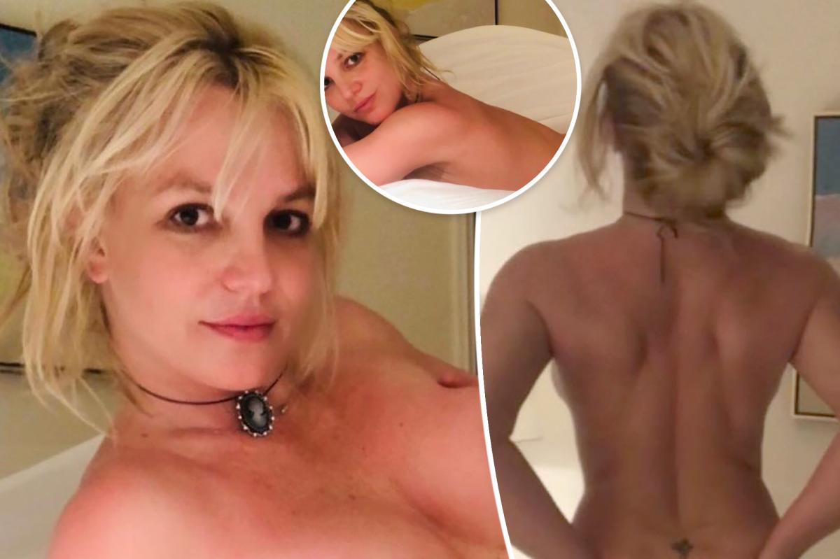 Britney Spears poses completely naked in bed