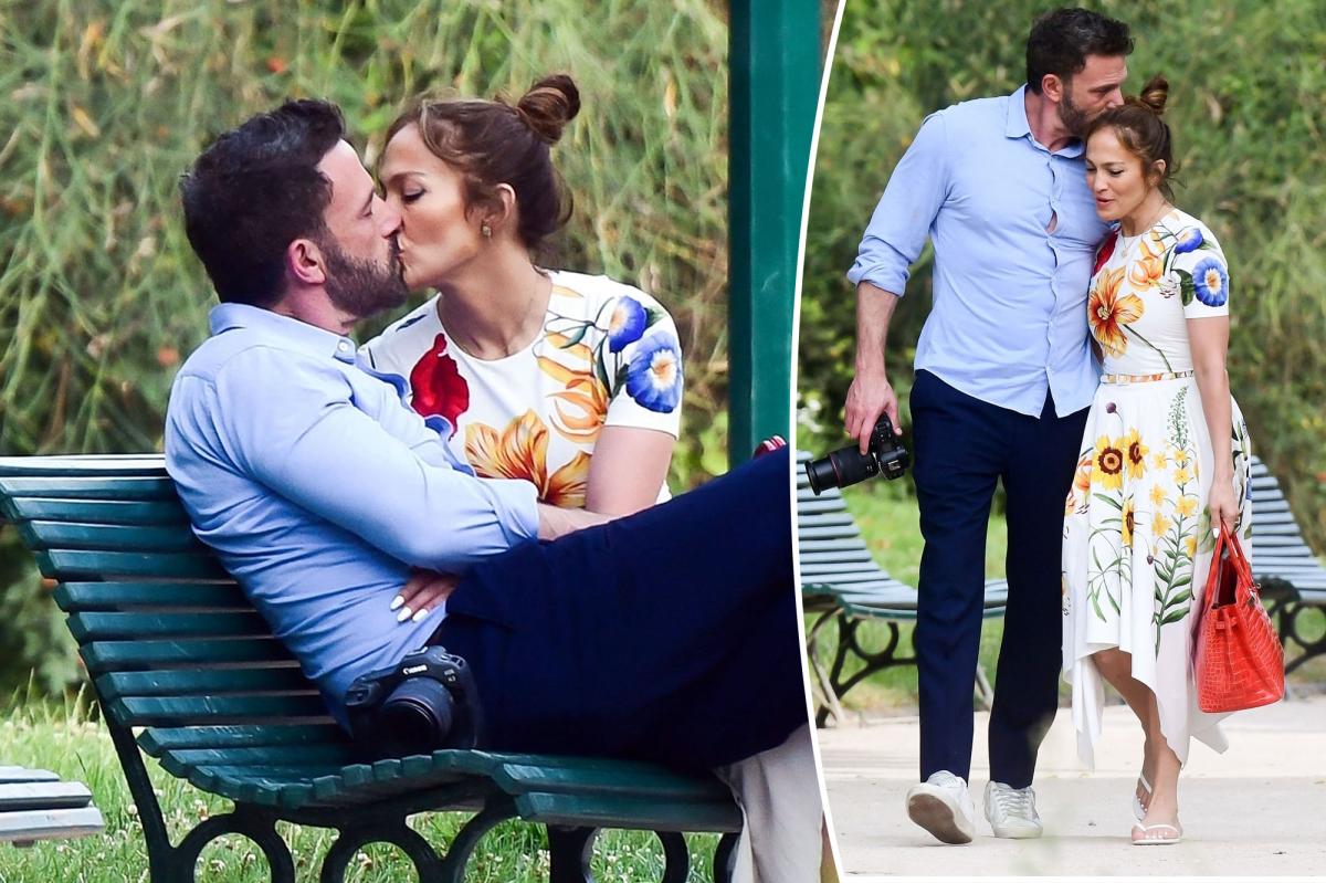 Jennifer Lopez and Ben Affleck kiss on honeymoon in the park of Paris