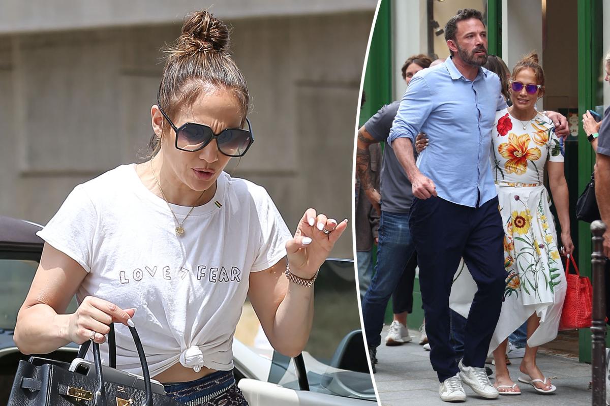 Jennifer Lopez wears T-shirt referring to relationship with Ben Affleck