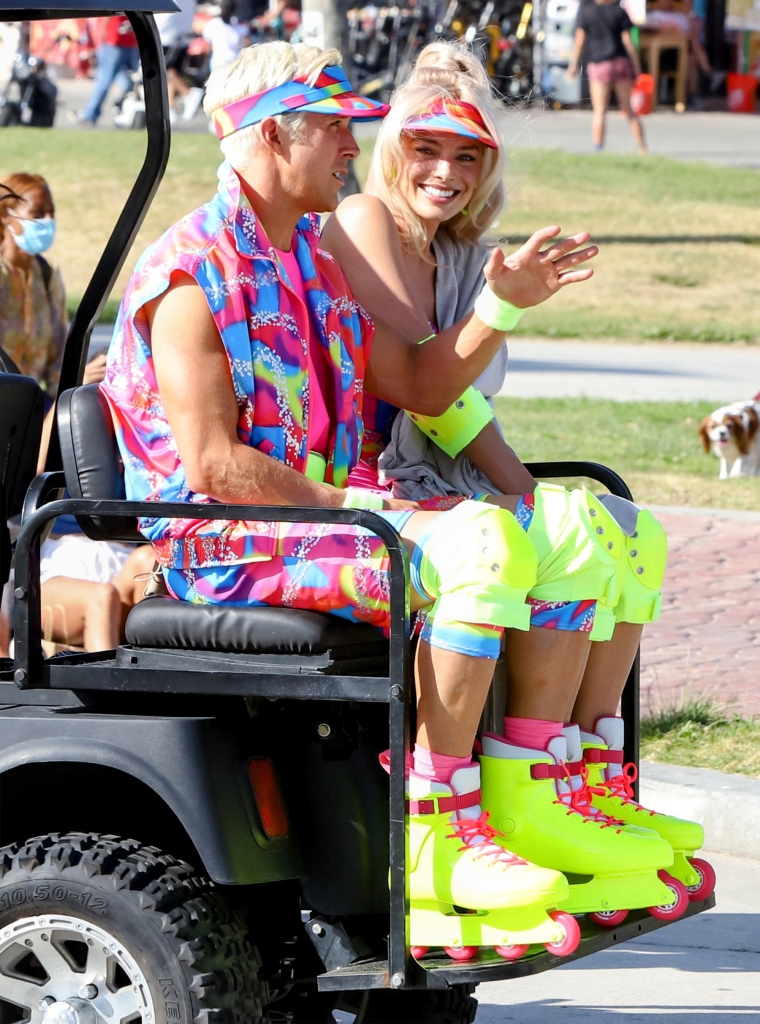 Ryan Gosling seen skating tandem with Margot Robbie in matching neon outfits on the set of Barbie.  June 27, 2022 Pictured: Margot Robbie and Ryan Gosling.  Photo credit: APEX / MEGA