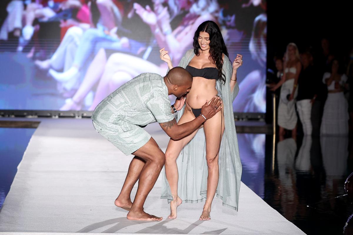 Model Nicole Williams reveals pregnancy in bikini on catwalk
