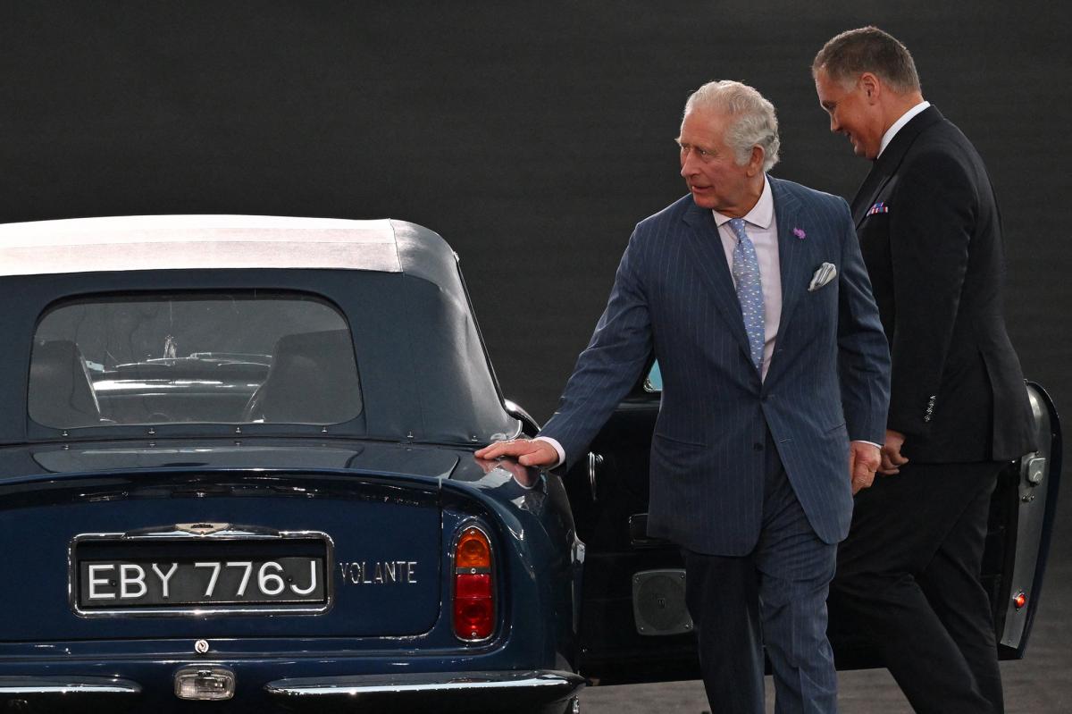Prince Charles himself drives to Commonwealth Games in old-timer