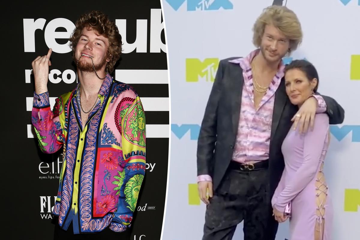 Addison Rae's mom and Yung Gravy kiss on the red carpet of 2022 MTV VMAs