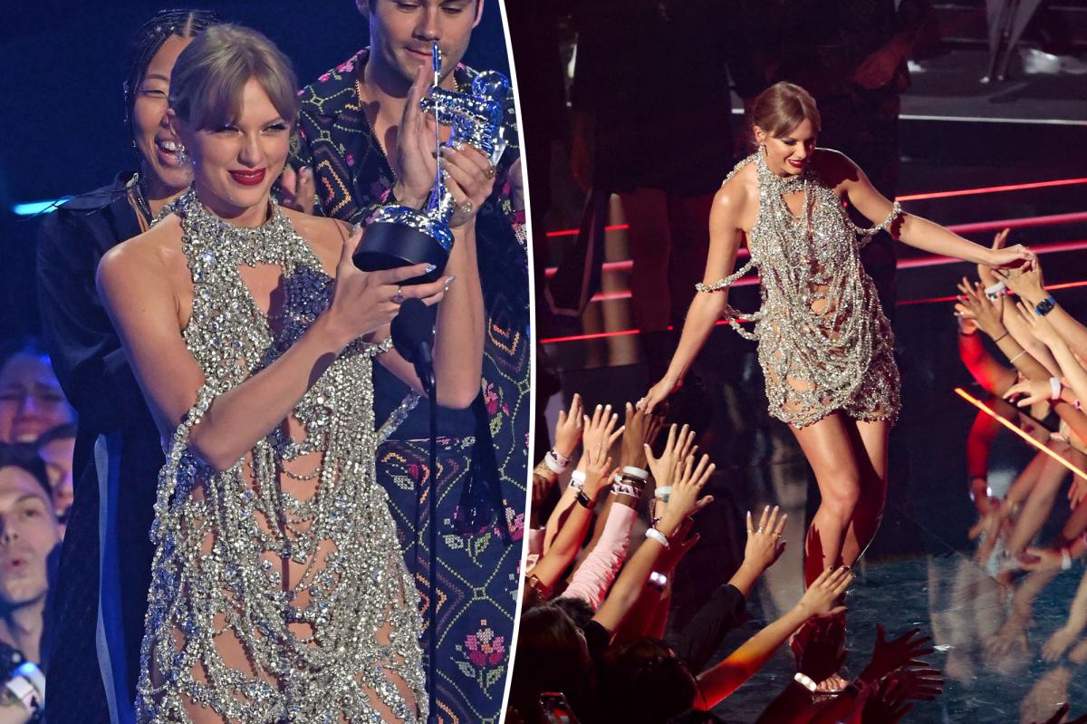 Taylor Swift Announces New Album At VMA's 2022 Speech