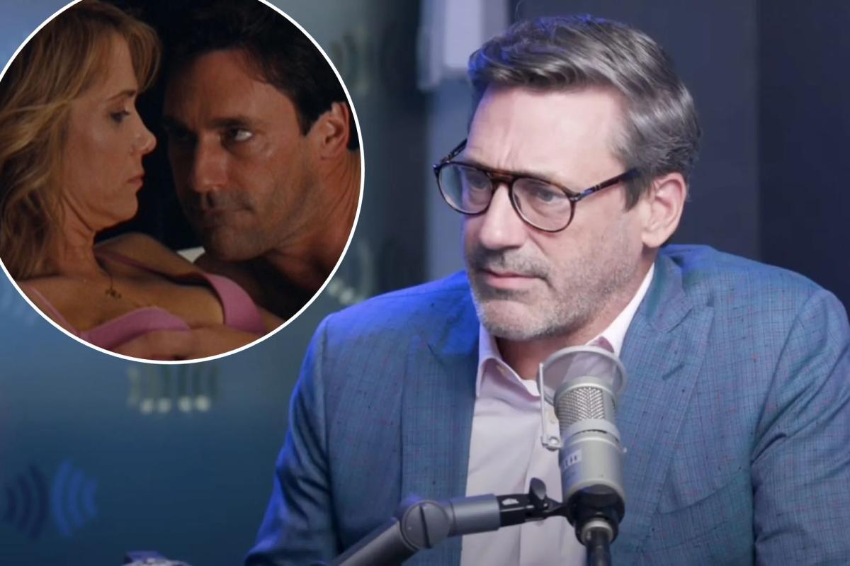 Jon Hamm agreed to be in 'Bridesmaids' without a deal as a 'favor' for Kristen Wiig