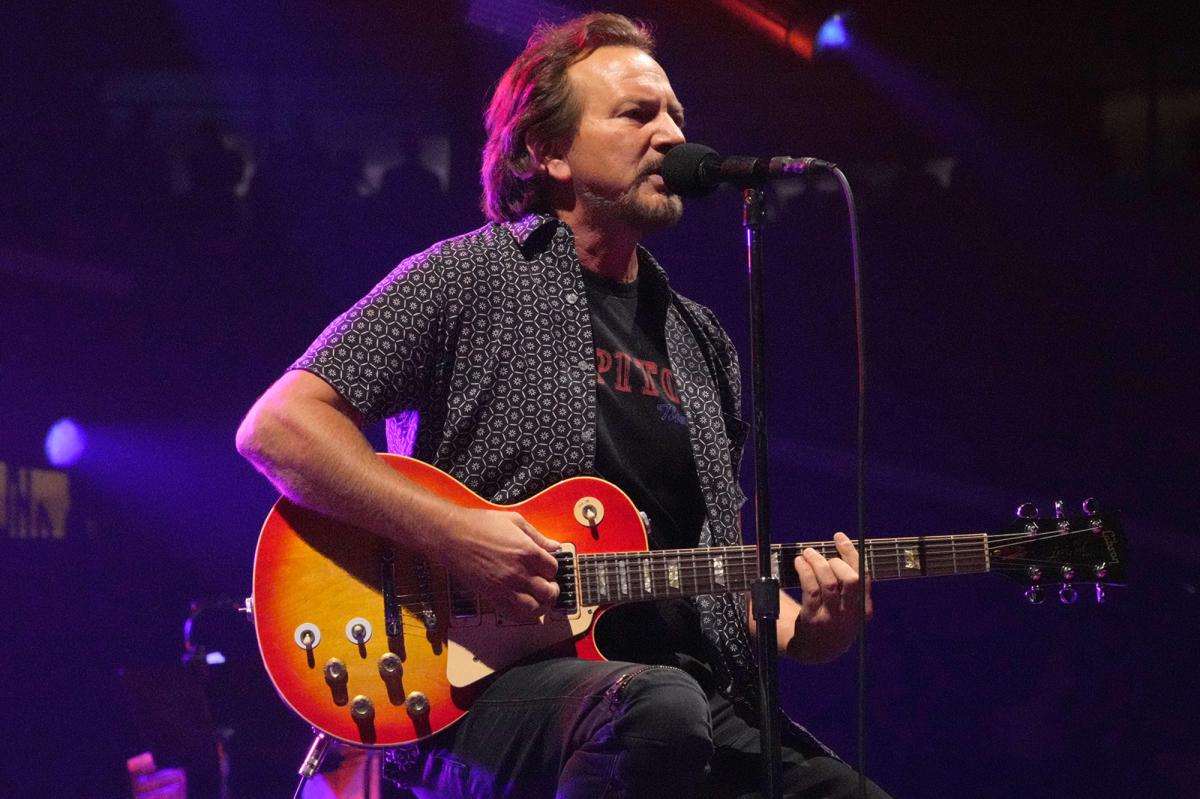 Pearl Jam rocks Apollo show despite technical problems