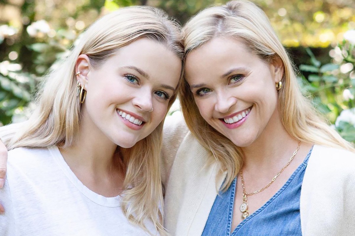 Reese Witherspoon hangs out with her look-alike daughter and more star snaps