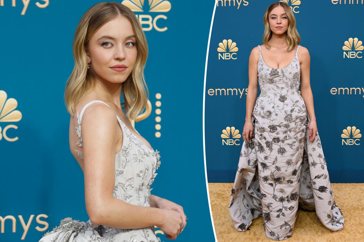 Sydney Sweeney walks the red carpet of Emmy's 2022 in royal style
