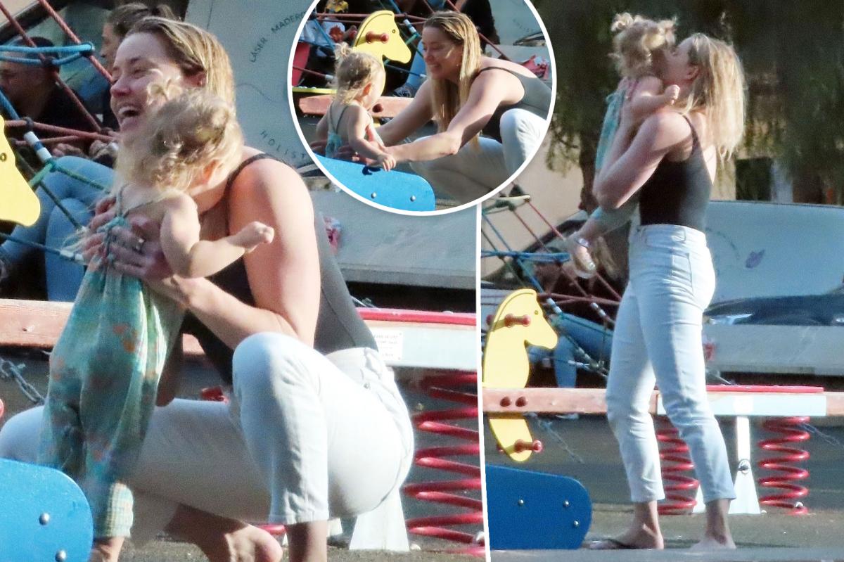 Amber Heard plays with daughter Oonagh during holiday in Spain